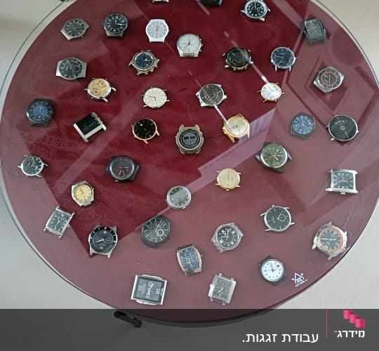 שולחן זכוכית עגול מעוצב עם תצוגת שעוני יד מתחת לפלטת הזכוכית